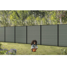 Clôture en plastique avec enfant sur pelouse