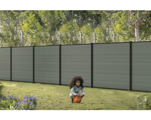 Clôture en plastique avec enfant sur pelouse