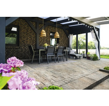 Terrasse avec pavés, table à manger et pergola