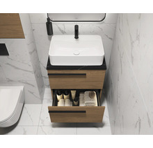 Salle de bains moderne avec meuble sous-lavabo, tiroir ouvert et toilettes.