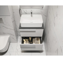 Salle de bains moderne avec lavabo, meuble sous-vasque et tiroir ouvert pour le rangement