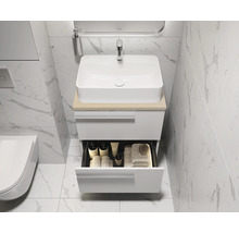 Meuble-lavabo de salle de bains avec tiroir ouvert, lavabo et robinet