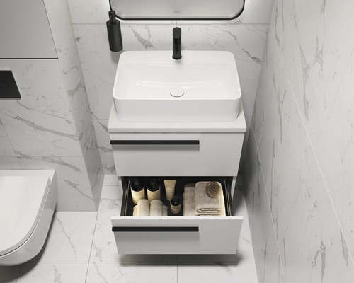 Salle de bain moderne avec meuble sous-lavabo blanc, tiroir ouvert et carrelage en marbre