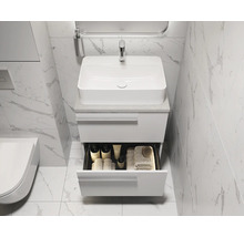 Salle de bains avec lavabo, meuble sous-vasque et tiroir ouvert pour ranger les accessoires de bain