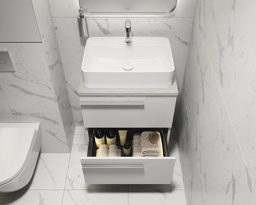 Salle de bains avec lavabo, meuble sous-vasque et tiroir ouvert pour ranger les accessoires de bain