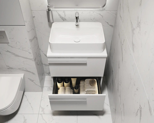 Salle de bains moderne avec lavabo, meuble sous-lavabo et tiroir ouvert pour les accessoires de salle de bains