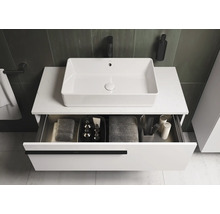 Modernes Badezimmer mit weißem Aufsatzwaschbecken und geöffneter Schublade