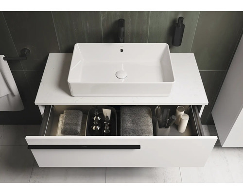 Modernes Badezimmer mit weißem Aufsatzwaschbecken und geöffneter Schublade