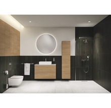 Helles Badezimmer mit Waschtisch, Spiegelschrank, Toilette und Dusche