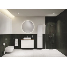 Modernes Badezimmer mit Toilette, Waschtisch mit Spiegel und Dusche
