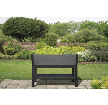 Jardinière en imitation bois avec étagère dans le jardin.