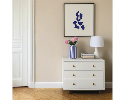 Szene mit weißer Kommode, Lampe, Blumen in einer Vase und einem gerahmten Bild an der Wand