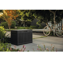 Gartenszene mit einer Aufbewahrungsbox für den Außenbereich und einem Fahrrad