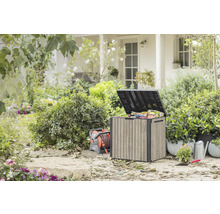 Garten im Freien mit Aufbewahrungsbox, Schlauchaufroller, Giesskanne und Pflanzen