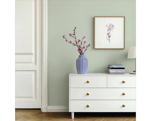 Dekoratives Zimmer mit Kommode, Vase mit Blütenzweigen und Bild