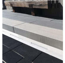 Terrasse mit Pflastersteinen, Stufen und einer Holzsitzbank.