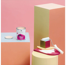 Farbdose mit abgenommenem Deckel und Farbroller auf geometrischen Formen