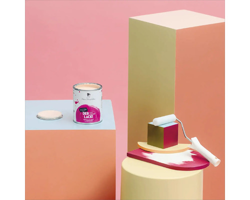 Farbdose mit Lack und Farbroller auf geometrischen Formen