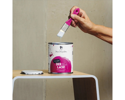 Lackdose mit Pinsel und Lack auf einem Tisch