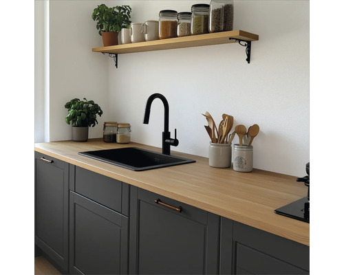 Küchenszene mit Spüle, Armatur, Arbeitsplatte und Küchenutensilien