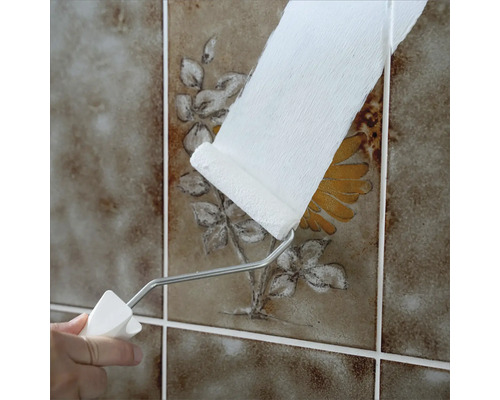 Fliesen werden mit einer Farbwalze gestrichen