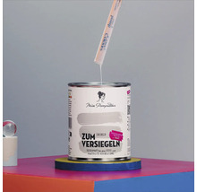 Farbeimer mit Lack zum Versiegeln und Farbrührer