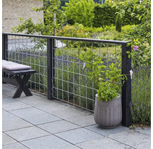 Terrasse mit Bank, Sichtschutzwand und Pflanzgefäß