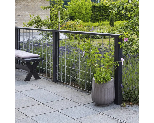 Terrasse mit Bank, Sichtschutzwand und Pflanzgefäß