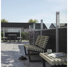 Scène de jardin avec coin salon, banc et éléments de clôture