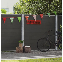 Scène de jardin avec clôture, guirlande, vélo et souches d'arbres