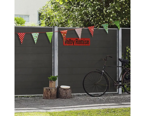 Scène de jardin avec clôture, guirlande, vélo et souches d'arbres