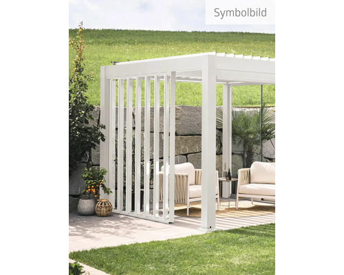 Weisse Terrassenüberdachung mit Gartenmöbeln auf der Terrasse