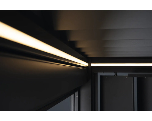 Nahaufnahme einer Pergola mit integrierter LED-Beleuchtung