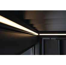 Detailansicht einer Terrassenüberdachung mit integrierter LED-Beleuchtung.
