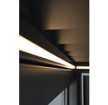 Nahaufnahme von Deckenbeleuchtung mit mehreren Lichtleisten