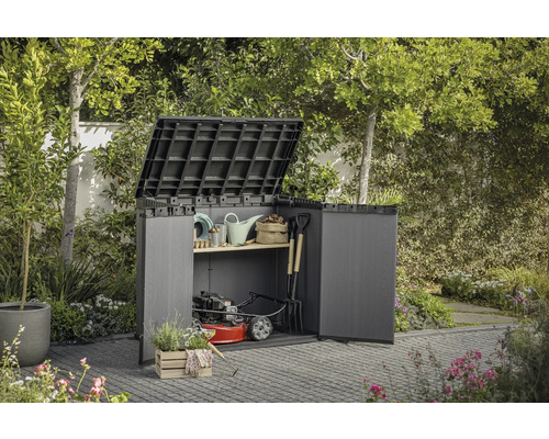 Gartenschrank mit geöffneten Türen und hochgeklapptem Deckel, gefüllt mit Gartengeräten und einem Rasenmäher