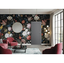 Dekoratives Wohnzimmer mit floraler Tapete, Tür, Spiegel, Sesseln und Beleuchtung