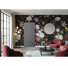 Dekoratives Wohnzimmer mit floraler Tapete, Tür, Beleuchtung und Möbeln