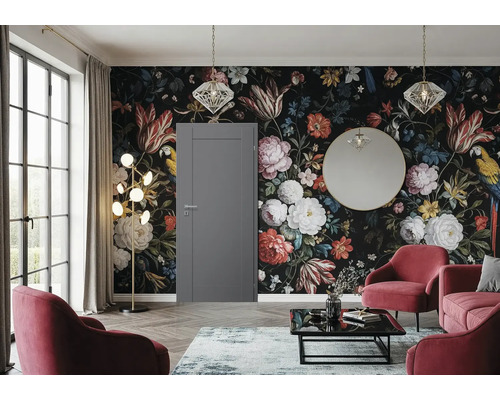 Dekoratives Wohnzimmer mit floraler Tapete, Tür, Beleuchtung und Möbeln