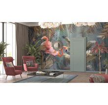 Salon avec fauteuils, table basse et papier peint photo avec des flamants roses et des plantes tropicales