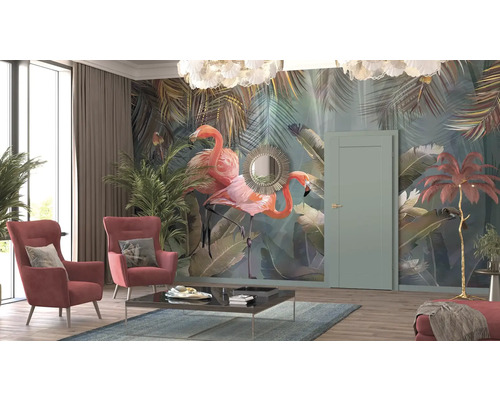 Salon avec fauteuils, table basse et papier peint photo avec des flamants roses et des plantes tropicales