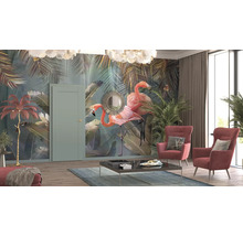 Salon avec porte, papier peint avec des flamants roses, deux fauteuils et une table basse.