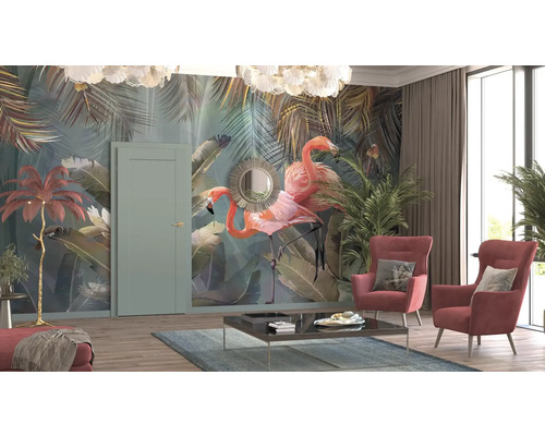 Salon avec porte, papier peint avec des flamants roses, deux fauteuils et une table basse.