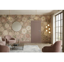 Salon avec papier peint floral, porte, miroir, suspensions, lampadaire, tapis et sièges