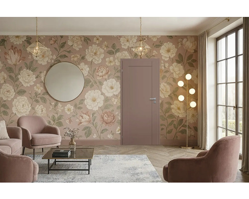 Salon avec papier peint floral, porte, miroir, suspensions, lampadaire, tapis et sièges