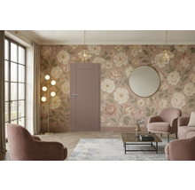 Wohnzimmer mit blumiger Tapete, Tür, Sesseln, Stehlampe und Spiegel