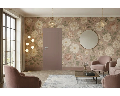 Wohnzimmer mit blumiger Tapete, Tür, Sesseln, Stehlampe und Spiegel