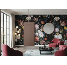 Wohnzimmer mit Blumentapete, Tür, Stehlampe und roten Sesseln