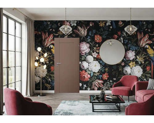 Wohnzimmer mit Blumentapete, Tür, Stehlampe und roten Sesseln