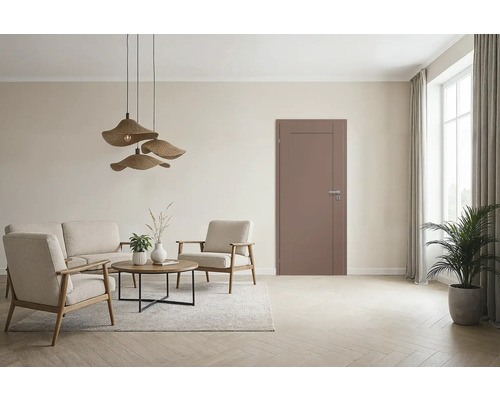 Scène de salon claire et conviviale avec porte, canapé, fauteuils, table, lampe et plante d'intérieur